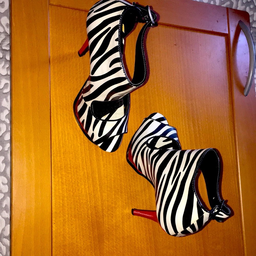 Animal print ankle boots open toe.